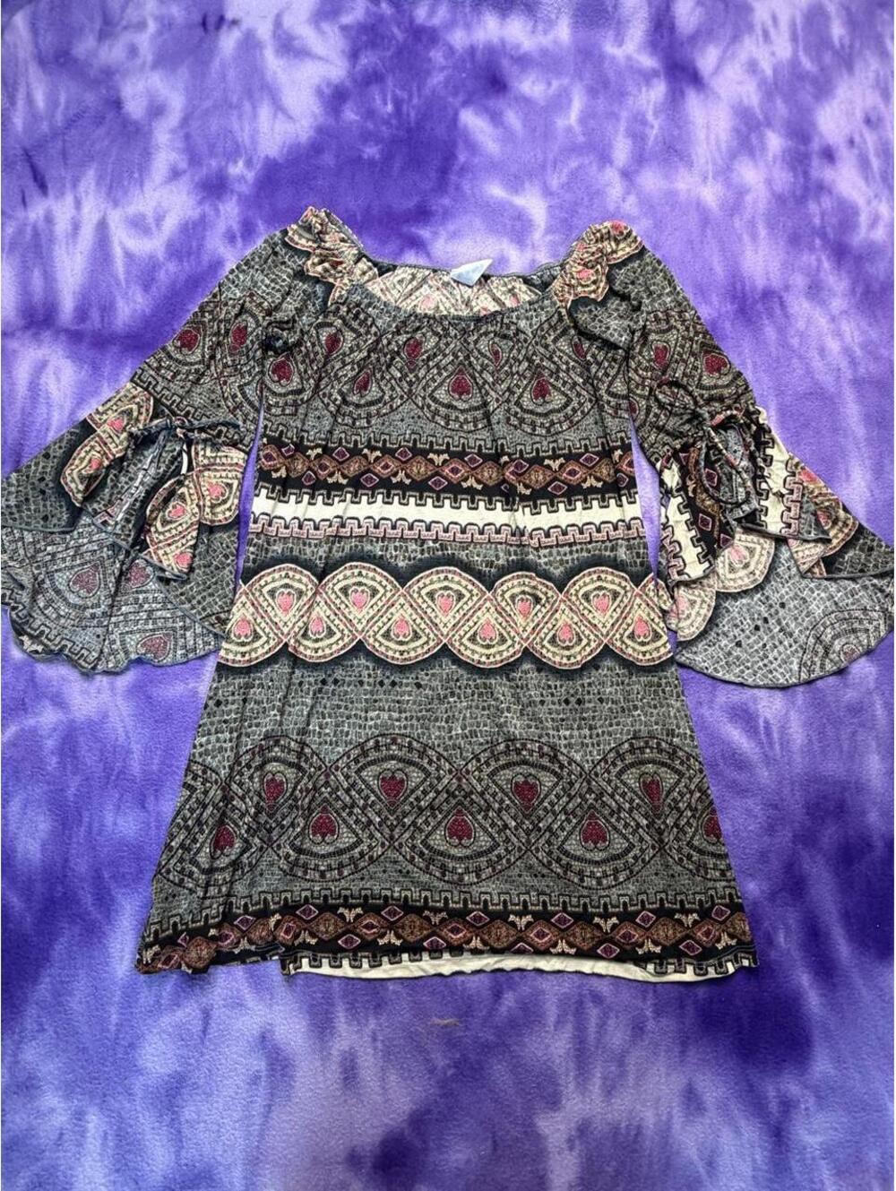 Gorgeous vtg y2k bell sleeve stained glass printed top